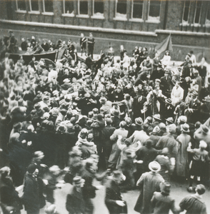 876807 Afbeelding van een grote groep toeschouwers bij de intocht van de geallieerde troepen op de Potterstraat, ...
